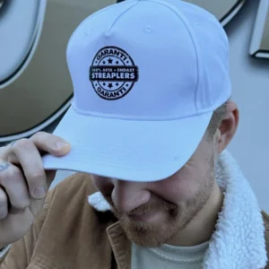 Vit Streaplers truckerkeps med broderad logotyp framtill.